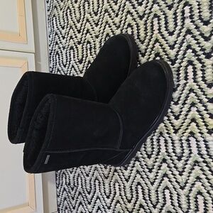 Bearpaw Payton Boots in Black. Women's Sz 10. Suede/Wool/Waterproof